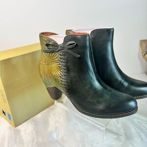 L'Artiste x Jane & Coco Leather Ankle Boots - Allurable in the Olive color.